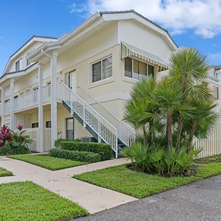 Walk to the Beach/Pool 2/2 Newly Renovated Condo
