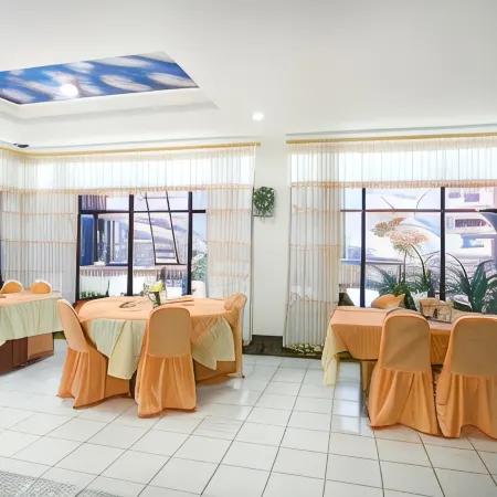 RedDoorz Plus Near Pelabuhan Bitung Отели в г. Битунг