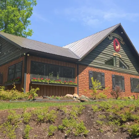 Scottland Yard Farm's - Upscale Rustic Garden House