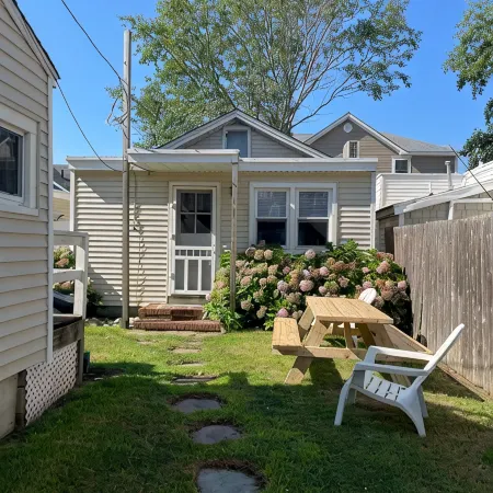 Cottage in the heart of Beach haven!
