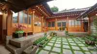 Bukchon Sohyeondang Hanok Stay - Pensions
