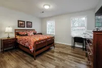 Beautiful Home Close To Everything - Bungalows