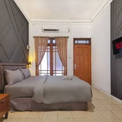 Penginapan Guntary Hotels near Buaran Railway Station