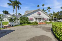 Historic Old Naples Estate - 2 Blocks to the Gulf, Shopping, Dining, & the Arts - Condos