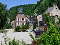 Logis Hôtel Restaurant les 2 Rives - Chambres Climatisees - A75, en Bordure de rivière - Pet friendly