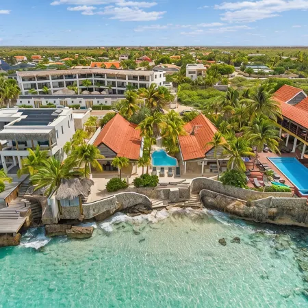 Oceanfront with private beach - 4 bedrooms, 4 bathrooms