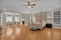 Lake Norman Waterfront Mansion - 7Br, Pool, Hot Tub, Game Room and Private Dock - Jacuzzi