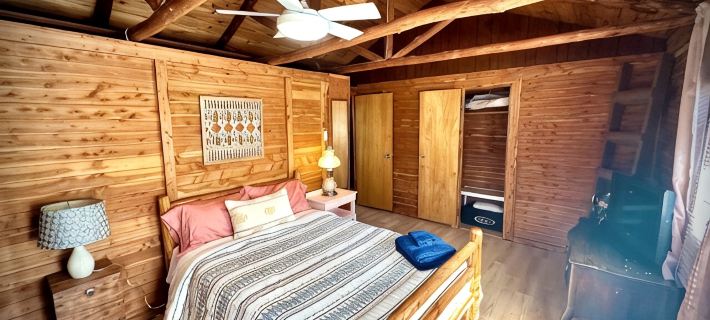 22 miles to Round Top, 3/2 w/ trailer parking, relaxing cozy cabin w/ lake, wifi Hotels in Fayette County