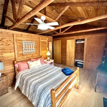 22 miles to Round Top, 3/2 w/ trailer parking, relaxing cozy cabin w/ lake, wifi