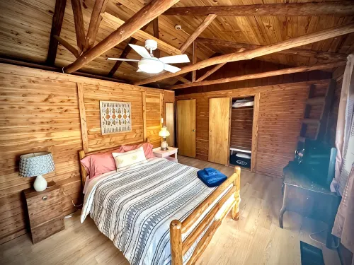 22 miles to Round Top, 3/2 w/ trailer parking, relaxing cozy cabin w/ lake, wifi