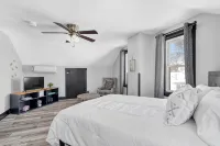 The WashMO Hospitality House WALK to riverfront, shopping, wine shuttle, HOT TUB