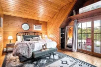 Riverfront Cabin with Cedar Wood Hot Tub, Dry Sauna, and Dock - Homestays