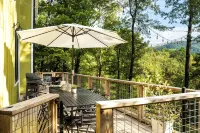 Luxury Cabin- Hot Tub, Mtn Views from Every Window, Mins to Clayton