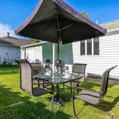 Safe Haven*Backyard*Sunroom*Free Parking* 5 minutes to Falls Hotel Exterior