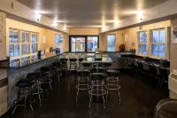Kings House Motor Hotel - Motels