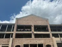 Downtown Front Street 2-bedroom townhome with balcony views - 4つ星