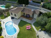 Beautiful house surrounded by an idyllic garden with salt water pool. - 游泳池