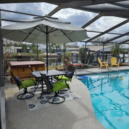 Waterfront Mid Century Cottage w/Pool and Spa- Close to beaches - Sleeps 9