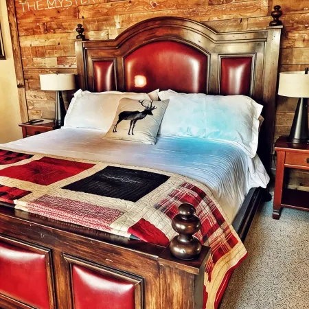 Historic Author's Lodge- Hot Tub As Featured in San Diego Magazine Walk to Town.