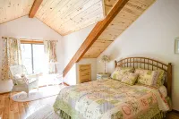 Cozy Cabin Nestled in the Heart of Oak Creek, minutes from trails - 샬레 호텔