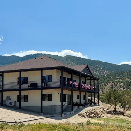 Scenic lakeside retreat- 5 minute walk to Palisade State Park and Golf Course