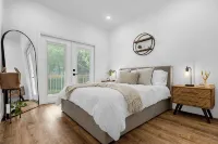 Treehouse Lake Davis - 1Br Private Modern Home with Balcony Downtown - Condos