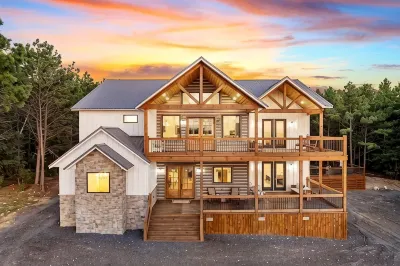 Diamond Sunset Retreat w/ Pool, Hot Tub, Game Room & Stunning Outdoor Spaces! Hotele w: 