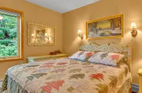 Ellicottville Chalet with beautiful storybook creek