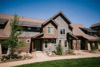 Luxe Townhouse in the Pines, Modern Mountain Charm - 4-Star