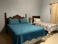 Playcation in Paradise villa with endless water view - Parvekkeita