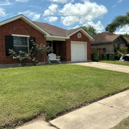 Charming & Spacious 4-bedroom homr with AC, WiFi, Lots of Parking in Brownsville