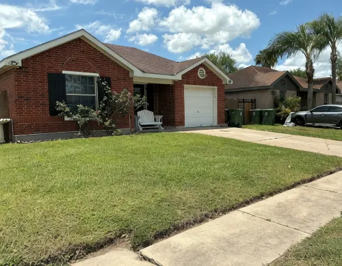 Charming & Spacious 4-bedroom homr with AC, WiFi, Lots of Parking in Brownsville - 4-Star
