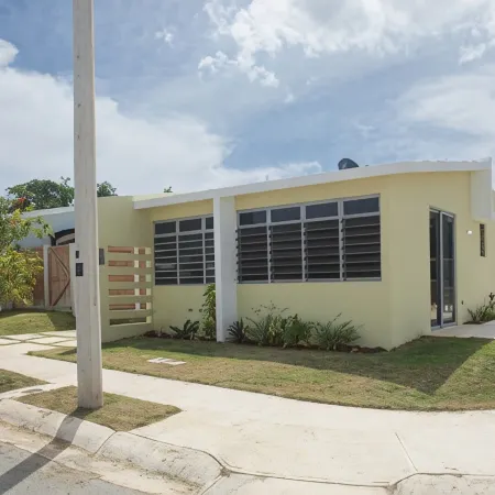 2 BR 2 Bath Walk to Beach and 3 Restaurants Bars by Blackeagle marina.
