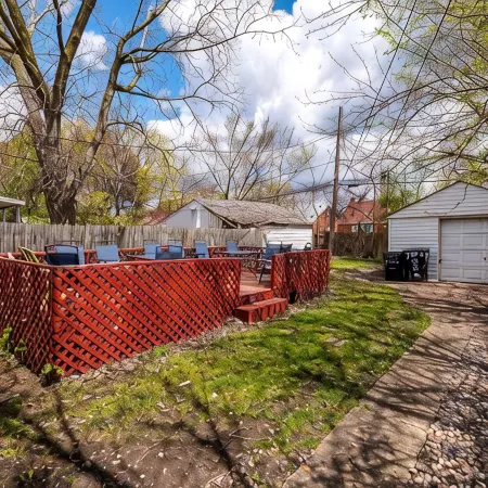 SUPER CUTE AND GREAT HOME APPROX 15MINS TO DOWNTOWN DETROIT SLEEPS 14 GUESTS