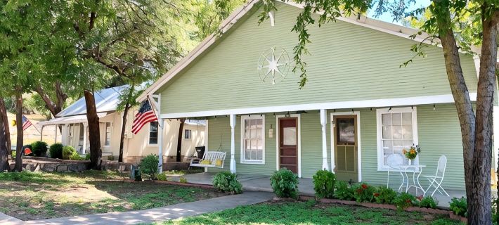 Compass Cottage in Historic Glen Rose Hotele w: Somervell County