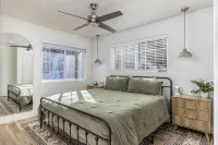 Ski in/Ski Out Cabin. 5 Bedrooms. 4 King Beds. Bunk Room. Fast WiFi. Sleeps 25+ - balcony