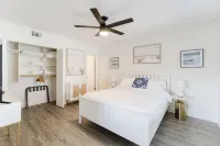 Boca Waterfront Oasis: Bright Corner Unit – Walk to Beach - พร้อมระเบียง