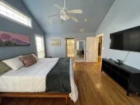 Spacious Midtown 4 bedroom, 3 bath house with private yard. Close to Expo Center - โฮมสเตย์