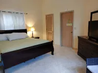 Beachside Pool House with heated pool, Short Walk to the Beach! - อ่างจากุชชี่