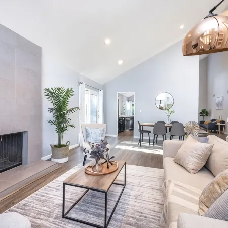 New! Modern & Sleek 4BR home w/high ceilings