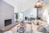 New! Modern & Sleek 4BR home w/high ceilings - Wifi