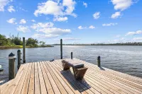 A Luxury Bayfront Retreat with a Resort-Style Pool & Private Dock - Wifi