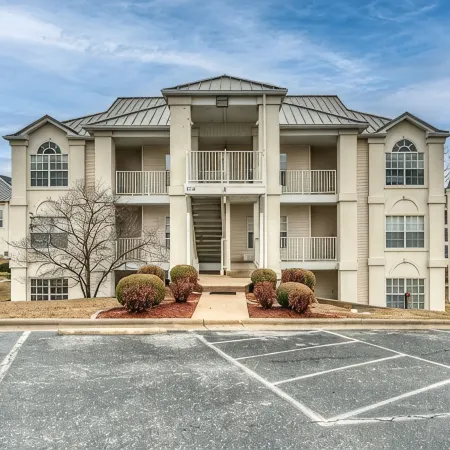 Penthouse with pool.  8 min to Tablerock Lake