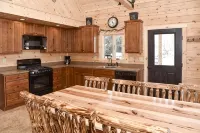 Stay on Kingdom Trails in a four bedroom cabin! - Wifi