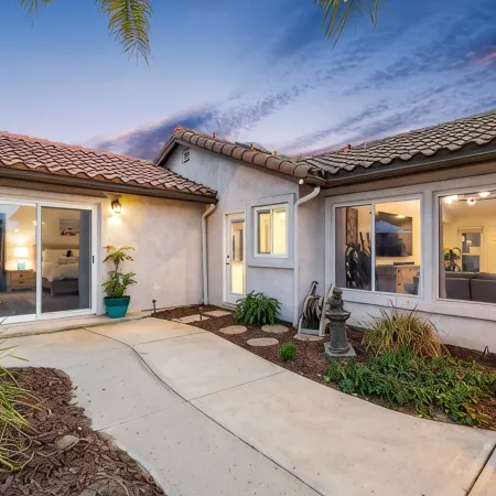 Your private oasis with heated pool and garden in Oceanside!