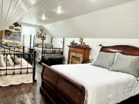 New Cabin ~Hot Tub in Theater~1 Quiet Acre ~Hiking ~Fire Pit ~King Suites - Chalets