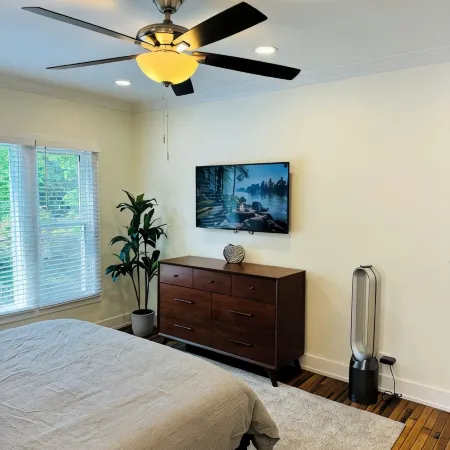 NEW! Charming Pet Friendly Modern Cottage in the Historic District of Saugatuck!