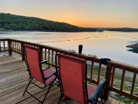 AMAZING WATERFRONT HOME WITH HOT TUB. BOTH HAVE EXTENSIVE VIEWS OF THE LAKE - Boutique