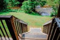 "Sweet Life" Log Cabin Creekside, Trout Fishing, Foosball, Hot Tub and Firepit - Boutique