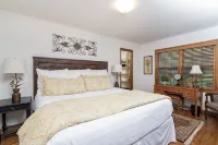 Alpine Bliss - Walk to slopes, dog friendly, fenced yard! - Boutique